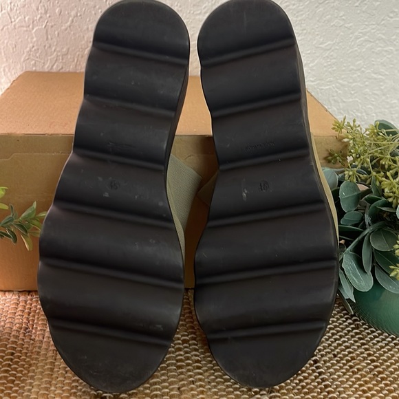 Donald J. Pliner slide wedge size 9.5 - Picture 6 of 8